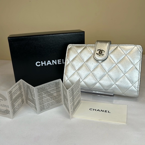 CHANEL CC Metallic Silver Snap Closure Med., Box, Made in Italy, Series #15 2011 - Picture 1 of 17